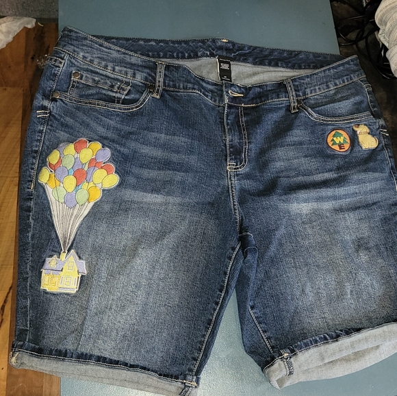 Torrid Pixar UP Bermuda Shorts! Sz 20 tooooooo big for me - Picture 2 of 5